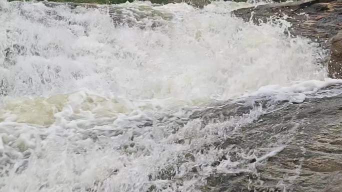 湍急的溪流 山洪 洪水