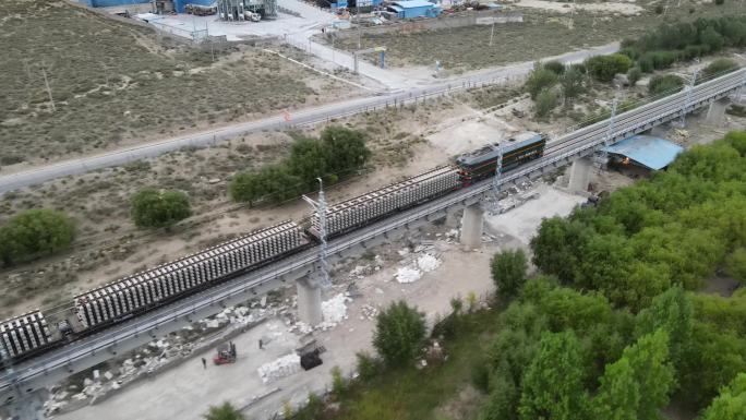 西藏拉林铁路建设期间的运轨枕东风4工程车