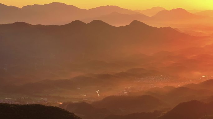 大气群山壮美的朝霞 清晨的山脉
