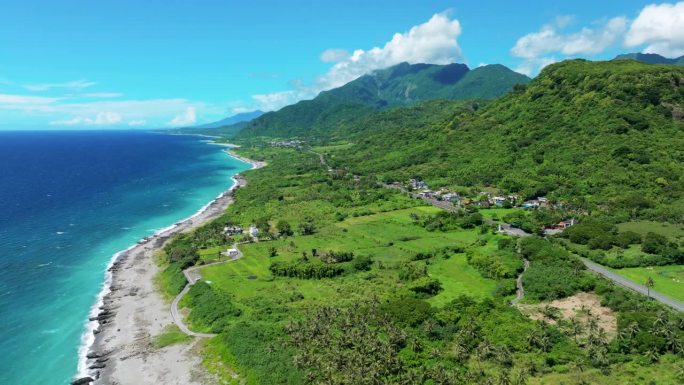 鸟瞰台湾台东的海岸线和海滩。