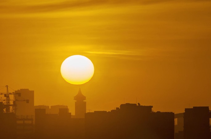 夏天上海魔都日出朝霞延时城市夜转日