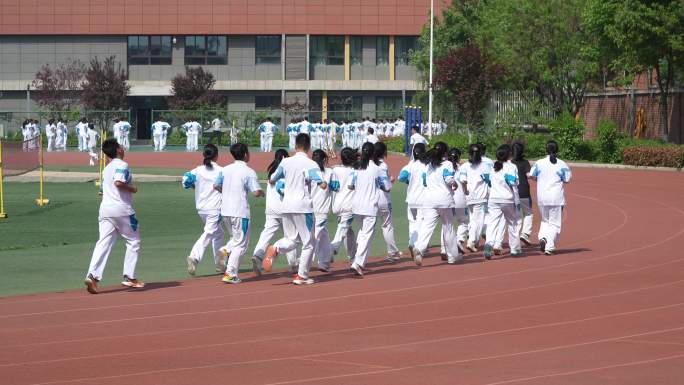中学生学校体育场锻炼