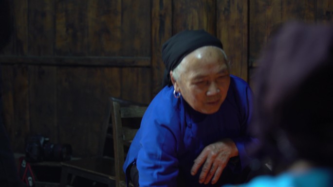 广西桂北少数民族老人茶房聊天
