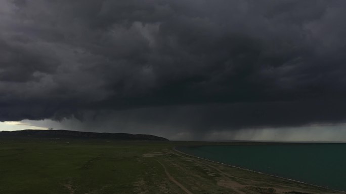 青海湖黑马河景区乌云电闪雷鸣下雨