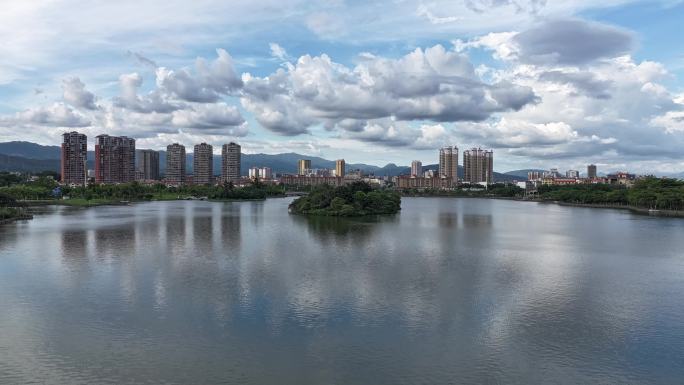 瑞丽城市湿地公园蓝天白云湖水相映延时航拍