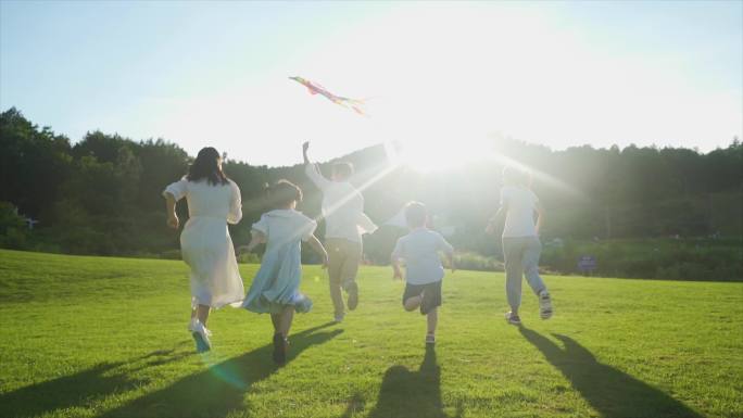 一家五口逆光奔跑年轻妈妈陪伴孩子健康成长