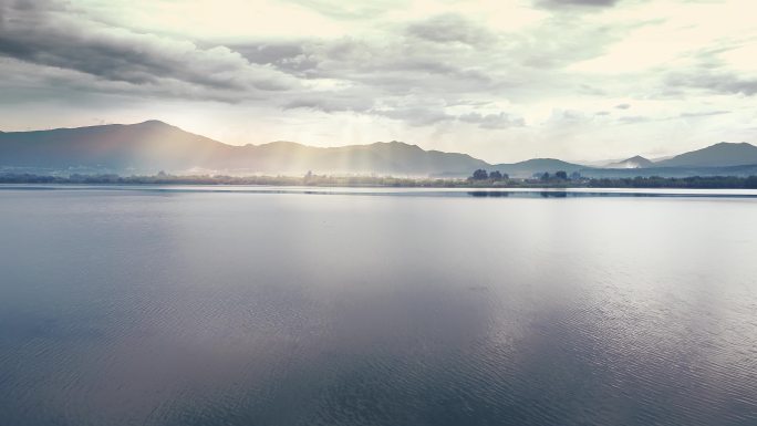 水墨山水风景湖光山色湖面远山村庄航拍