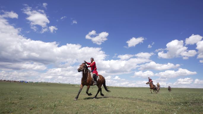 蒙古族男子草原骑马