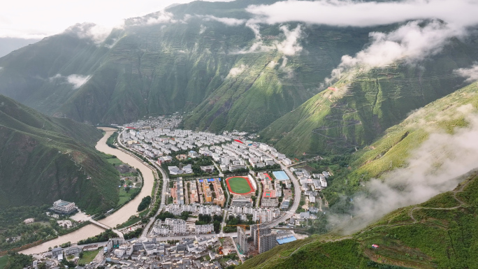航拍大山间现代村落
