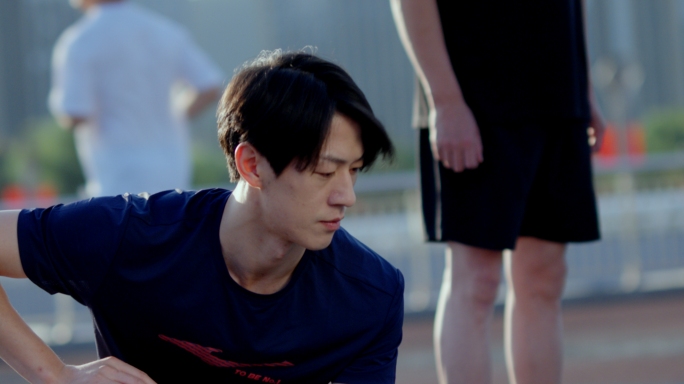 升格年轻男孩运动热身锻炼