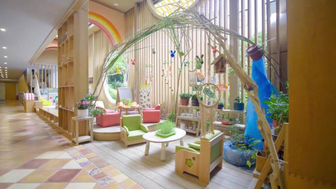 幼儿园活动教室娱乐区环境布置空镜桌椅玩具