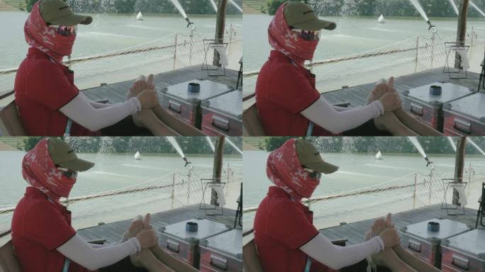 医护人员用冰袋冰敷被烫伤的脚板