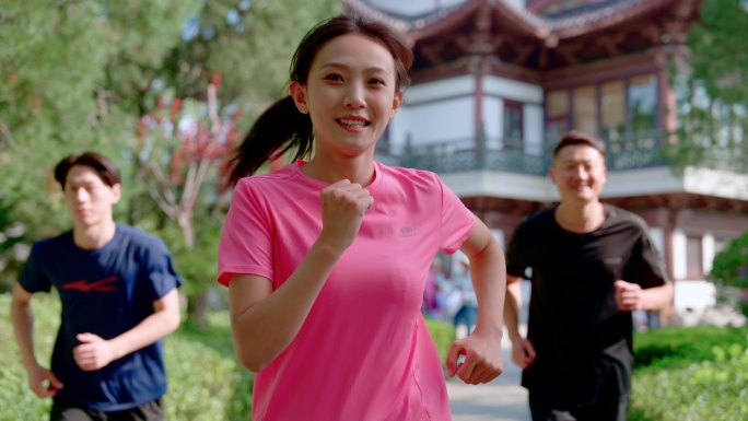 女孩公园跑步晨练运动