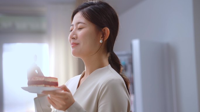 品尝美味蛋糕
