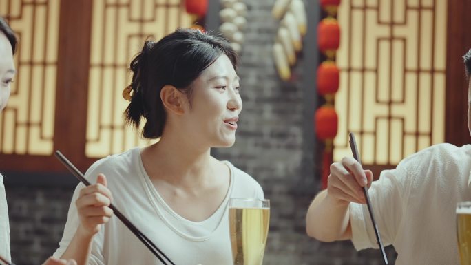 聚会聚餐干杯碰杯吃火锅喝啤酒喝酒 聊天