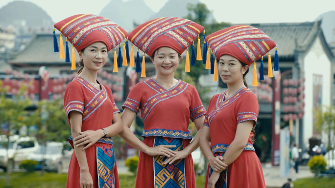 4K壮族人笑脸 服饰 织布 手工艺品优化