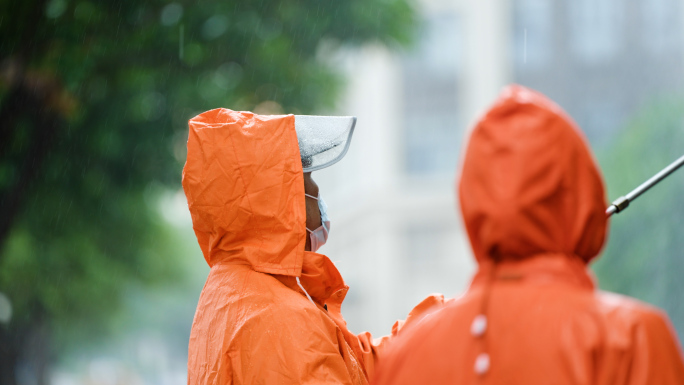 雨中的环卫工人 雨中环卫作业