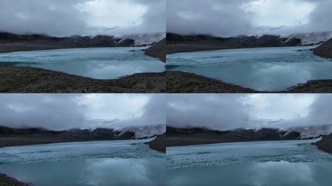 西藏萨普神山风景区萨木措内湖结满蓝色的冰