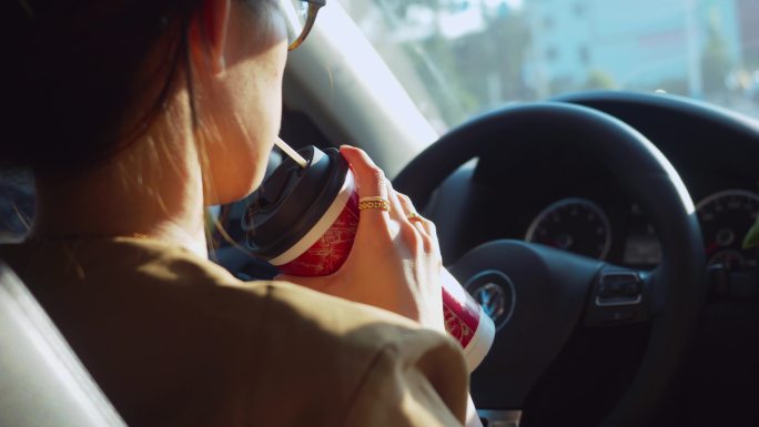 女生开车女司机上班开车