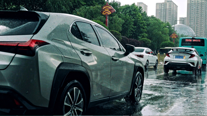 下雨城市暴雨雨中行人车辆升格立秋