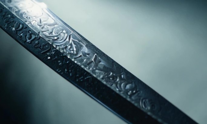 古代刀剑刀刃锋利寒光特写