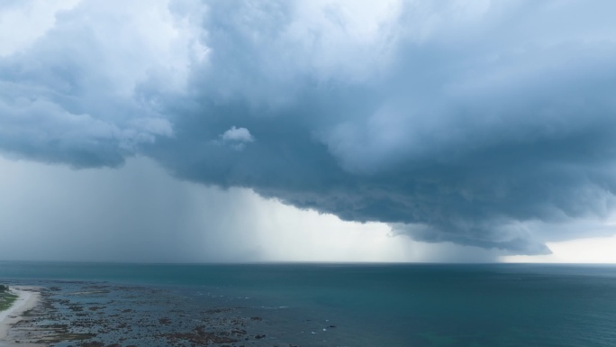 乌云飘动雷雨将至反腐反贪真相遮掩风暴来袭