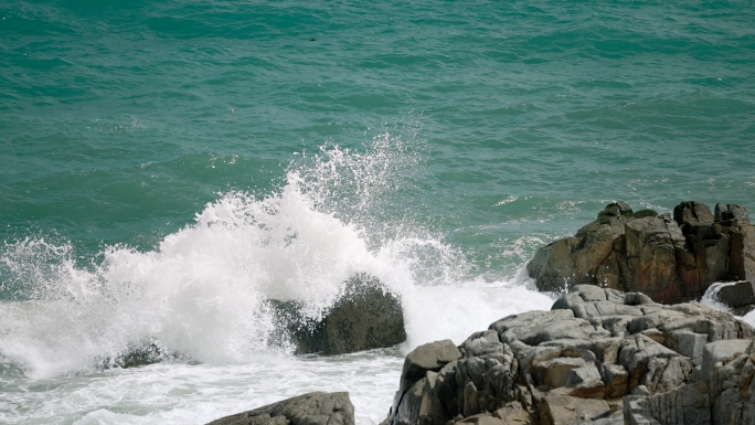 大海海浪拍打礁石