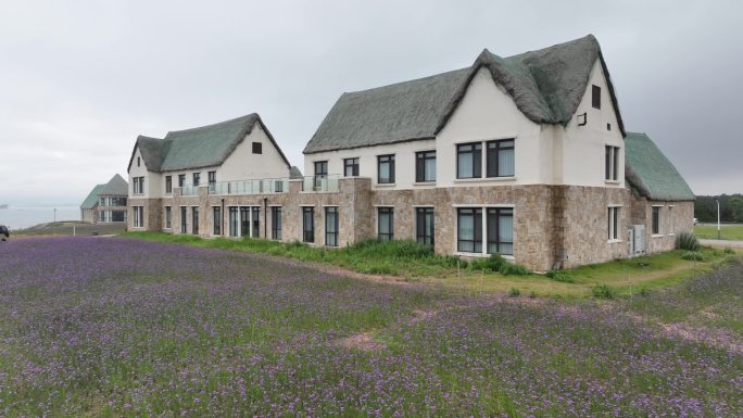 威海荣成海边海草房