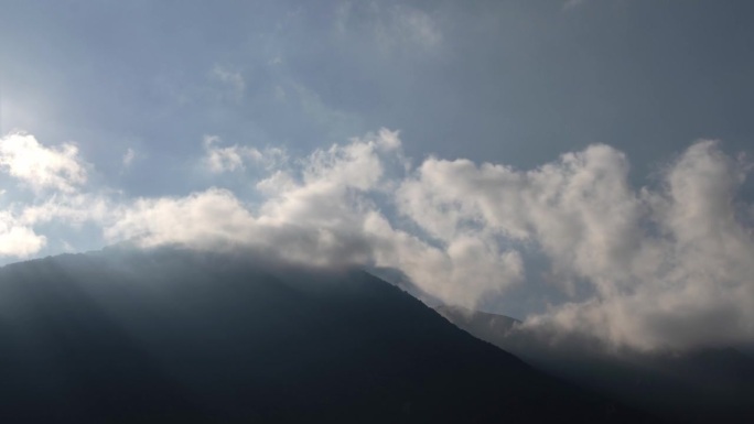 在意大利科莫湖的山峰上，云层在晨光中消散。