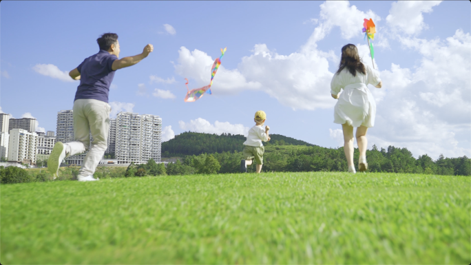 一家三口温馨幸福合集一家人放风筝草地奔跑