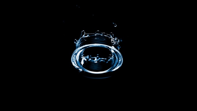 水滴滴落
