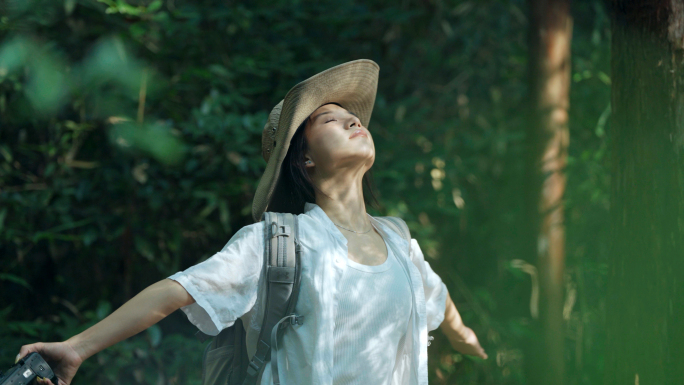 小清新气质美女森林探险旅行摄影大自然阳光