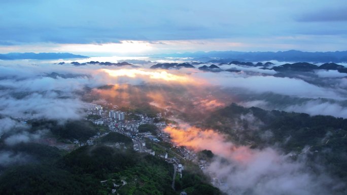 第一缕阳光穿过云层