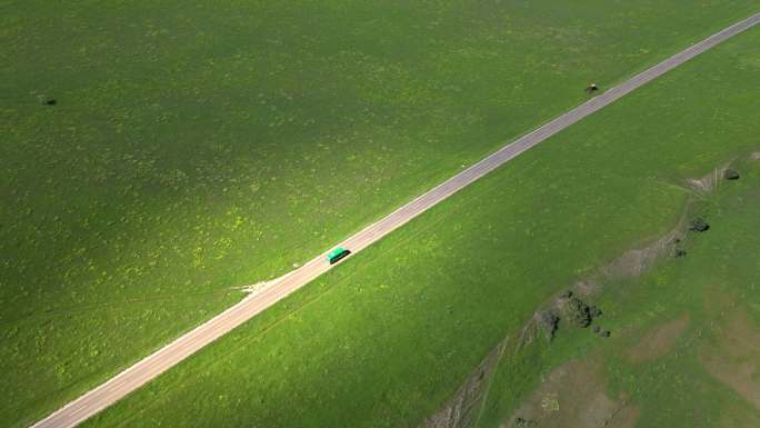 草原笔直的公路航拍