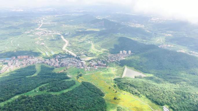 万科松花湖度假区滑雪场山顶雾气