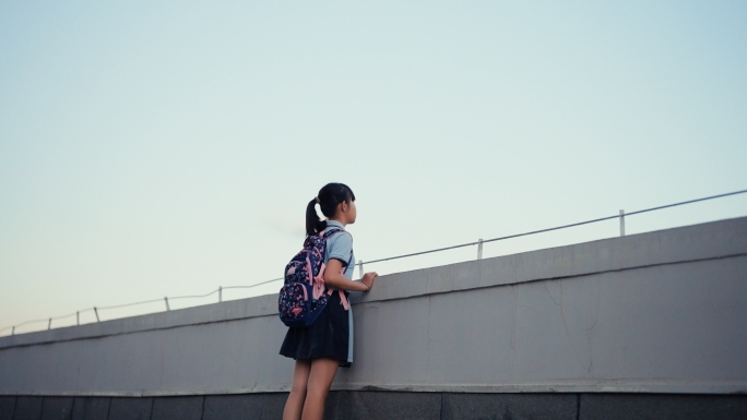 自闭症小女孩孤独无助伤心难过