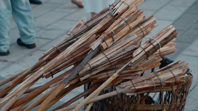 少数民族节日宁蒗街头彝族火把节售卖火把