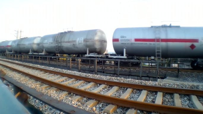 东风内燃机车拉罐车