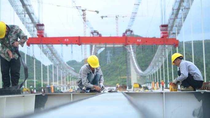 交通桥梁建设工程工地工人施工吊装桥面板