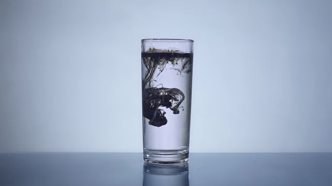 杯水滴墨 变浑浊