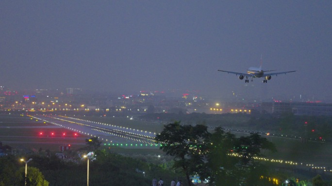 夜晚飞机飞过天空飞机从头顶掠过 转场空镜