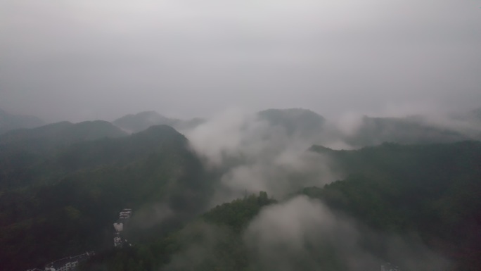 云雾中的皖南山区航拍左侧飞