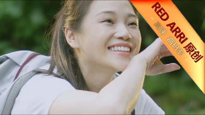 夏天山涧小溪溪流美女戏水玩水捧水洗脸玩耍