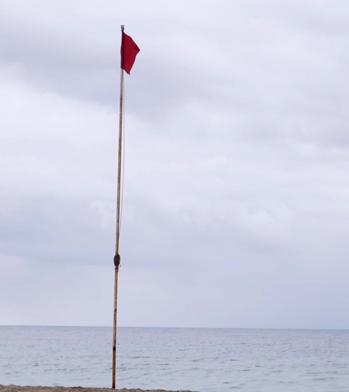 红旗飘扬，因天气原因禁止下海游泳。垂直视频