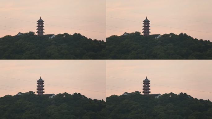 夕阳下的山顶高塔