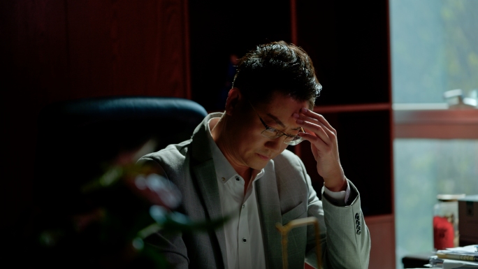 金融老板行长发愁资金链紧张