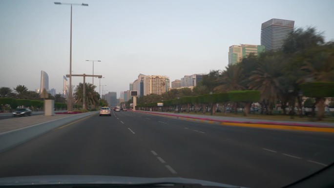 黄昏时分阿布扎比市中心交通街道道路海湾司机全景4k阿联酋