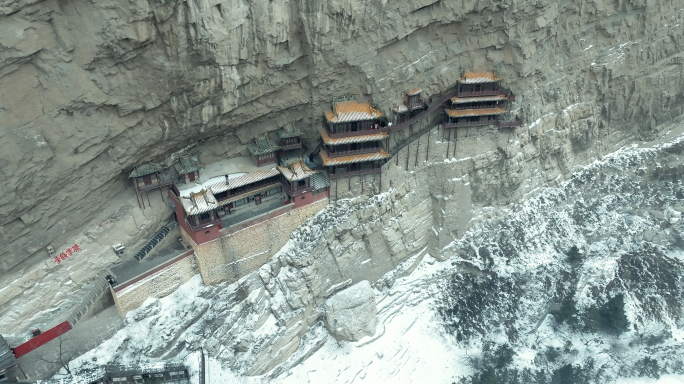 航拍冬天下雪的山西大同悬空寺