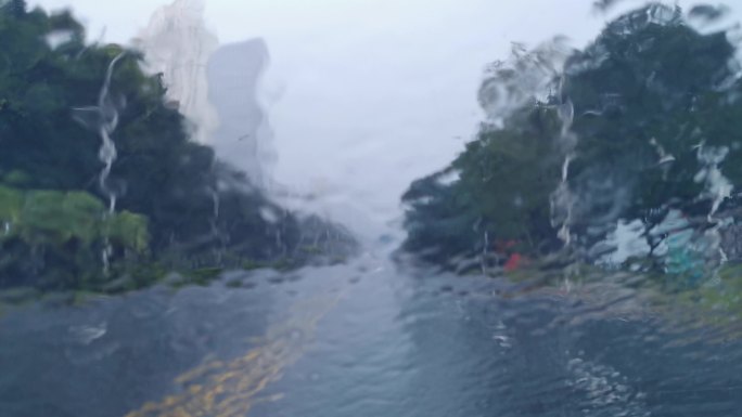 暴雨驾车行