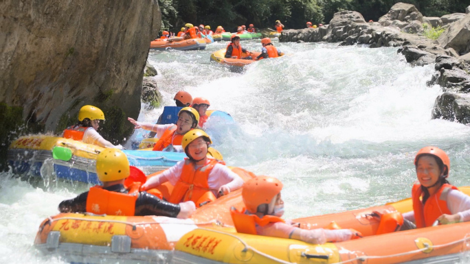 漂流玩水夏日水上运动闯滩团建